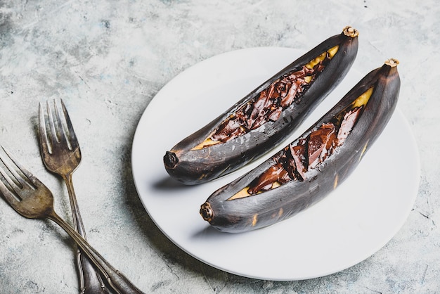 Photo grilled bananas with dark chocolate