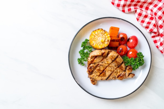 Foto filetto di maiale alla griglia e barbecue con verdure