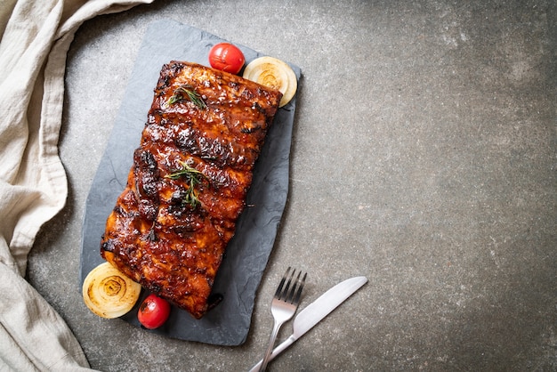 Photo grilled and barbecue ribs pork