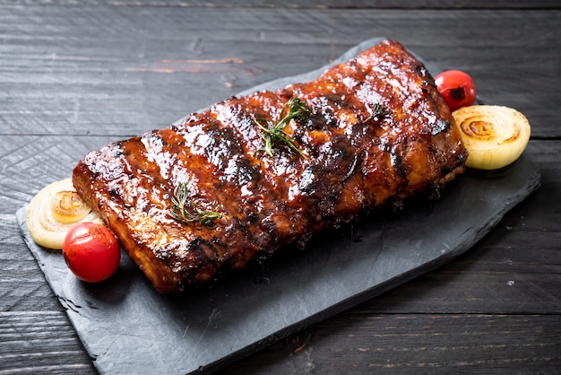 Costolette di maiale alla griglia e barbecue