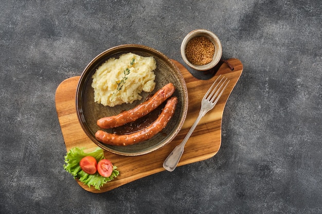 Foto bratwurst di manzo alla griglia con purè di patate e piselli verdi. salsicce tedesche. rinderbratwurst.