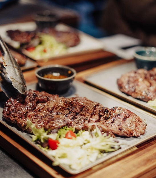 고급 레스토랑에서 우수한 품질의 쇠고기 구이.