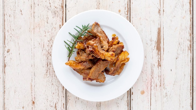 Filetto di manzo alla griglia bistecca di carne con origano e rosmarino in piatto bianco su legno bianco sfondo texture vista dall'alto luce e arioso fotografia di cibo