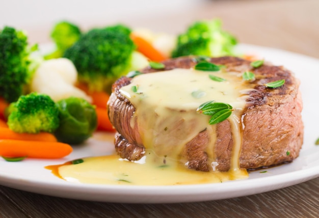 Grilled Beef Fillet with Bearnaise Sauce