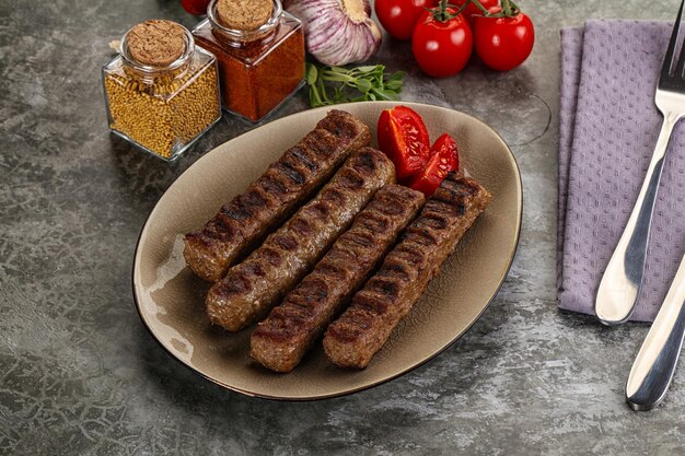 Foto carne macinata di kebab di manzo alla griglia