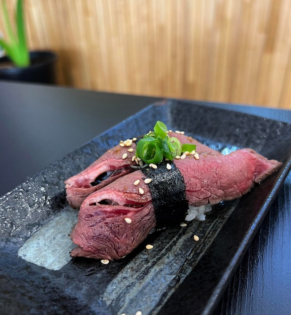 Foto nigiri di manzo alla griglia