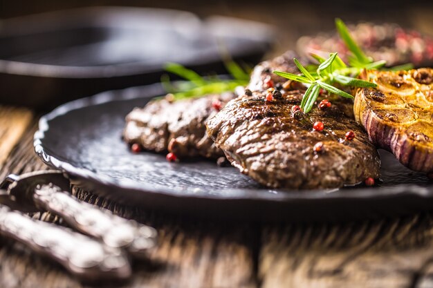 Photo grilled beef rib eye steak with garlic rosemary salt and spices.