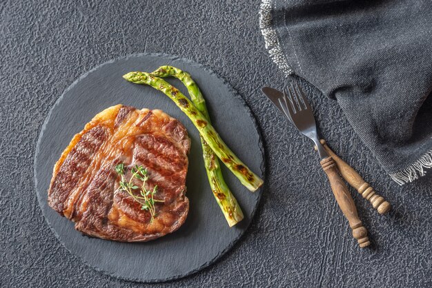 Foto bistecca di manzo alla griglia con asparagi