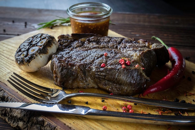 木製のまな板にバーボンソースと牛肉のグリルステーキ