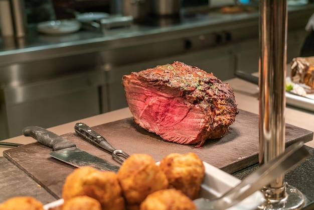 Photo grilled beef steak with the luxury kitchen background