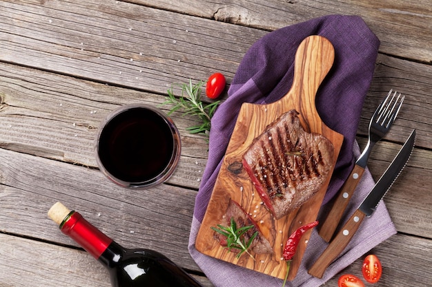 Photo grilled beef steak with rosemary salt and pepper and wine