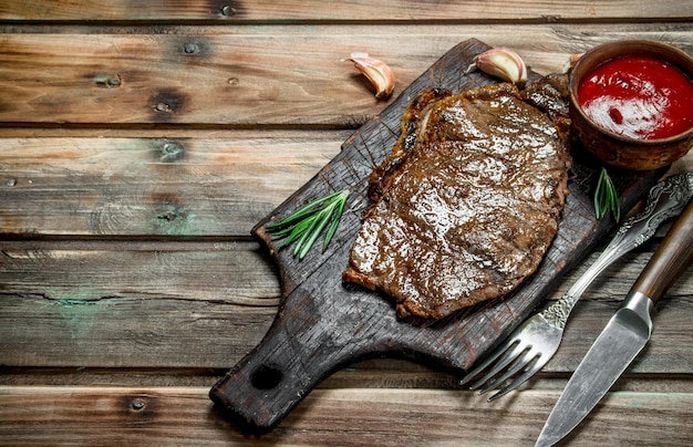 Photo grilled beef steak with sauce