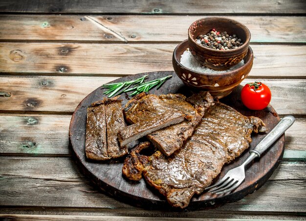 Foto bistecche di manzo alla griglia con spezie e rosmarino