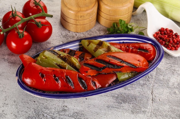 Photo grilled bell pepper green and red vegan barbecue