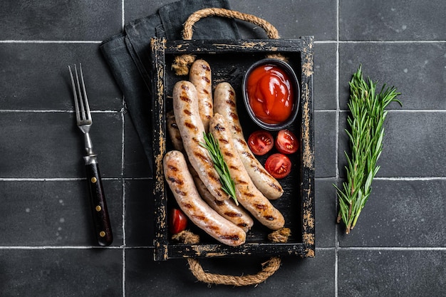 ハーブとスパイスのグリル ソーセージ肉ソーセージ黒背景トップ ビュー