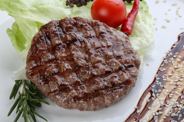 Foto cotoletta di hamburger alla griglia