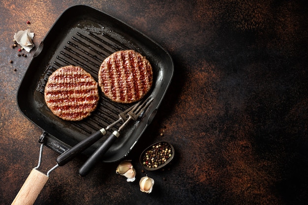 Photo grilled burger meat on grill pan