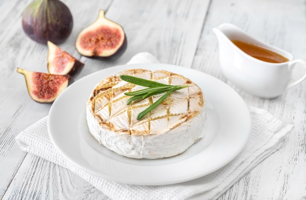 Foto camembert alla griglia con fichi freschi e miele