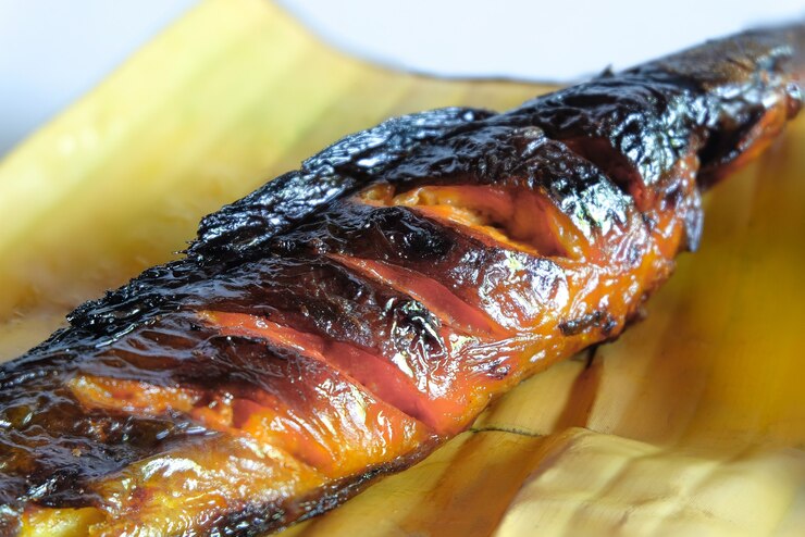 Photo バナナの葉で焼いたナマズは、タイの伝統的な方法です。
