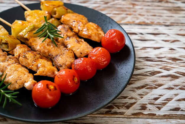 Photo grilled chicken barbecue skewer on plate
