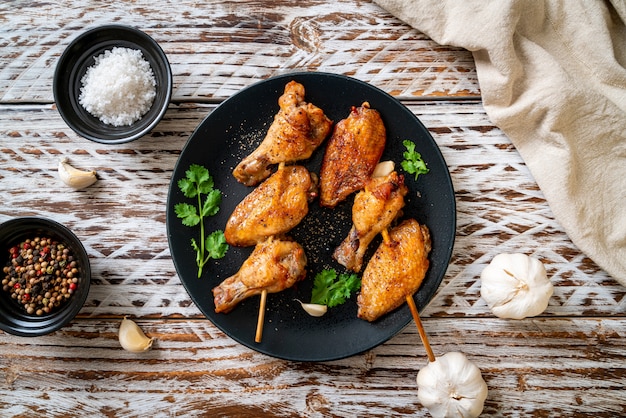 Barbecue di pollo alla griglia con pepe e aglio