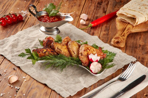 Barbecue di pollo alla griglia, fondo di legno