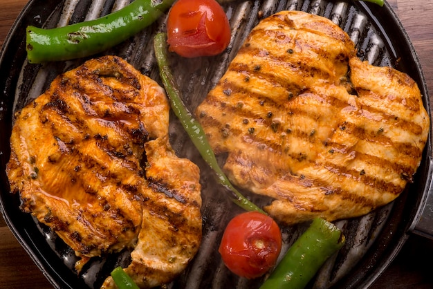 Foto petto di pollo alla griglia in diverse varianti. foto di cibo.