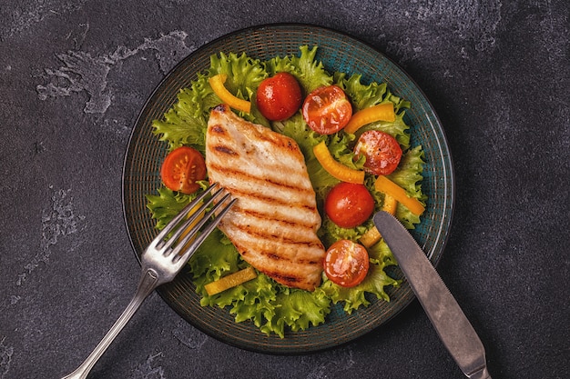 Photo grilled chicken breast served with vegetable salad