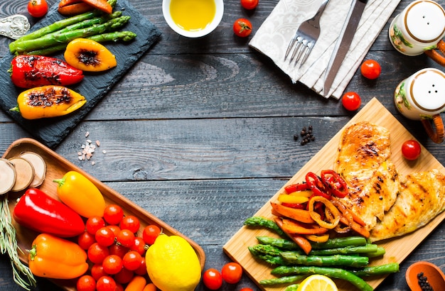 Grilled chicken breast with fresh vegetables