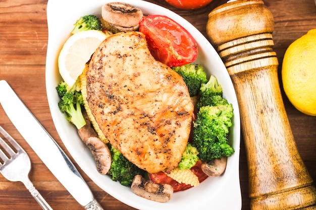 Grilled chicken breast with vegetables