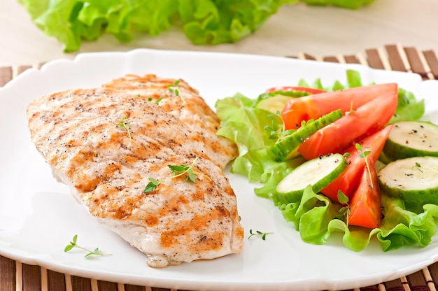 Foto petti di pollo alla griglia e verdure