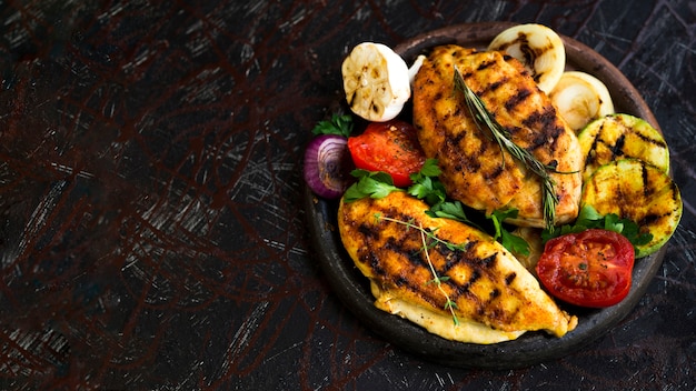 Photo grilled chicken breasts with vegetables