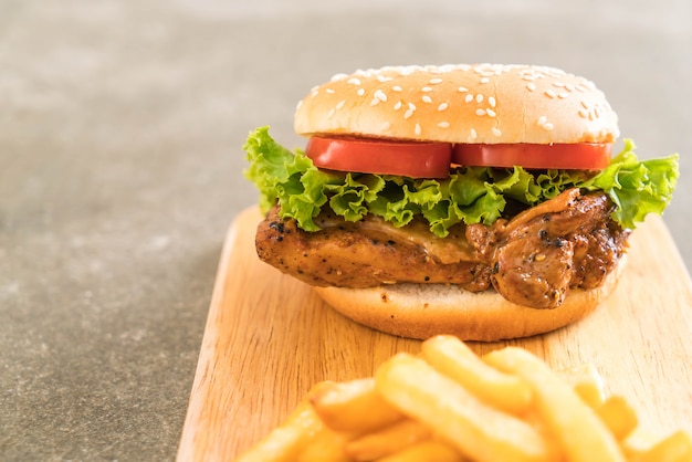 Photo grilled chicken burger with french fries