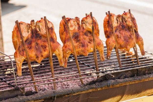 Pollo alla griglia sulla griglia