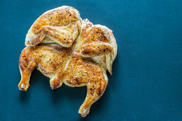 Photo grilled chicken isolated top view
