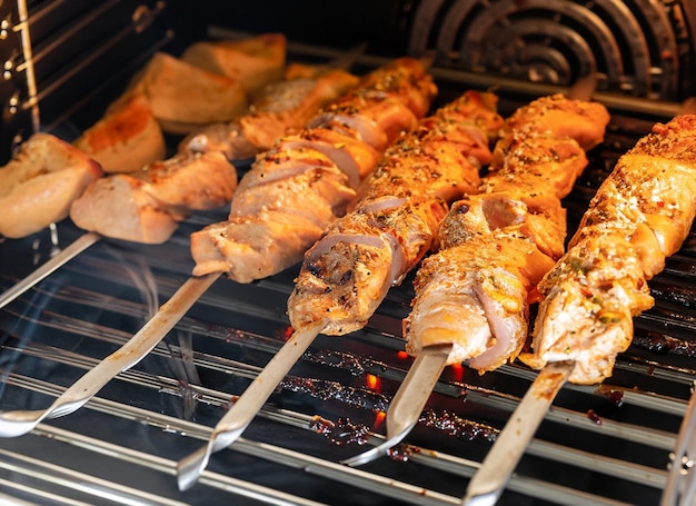 특별한 양념과 놀라운 맛을 더한 오븐에 구운 치킨 케밥