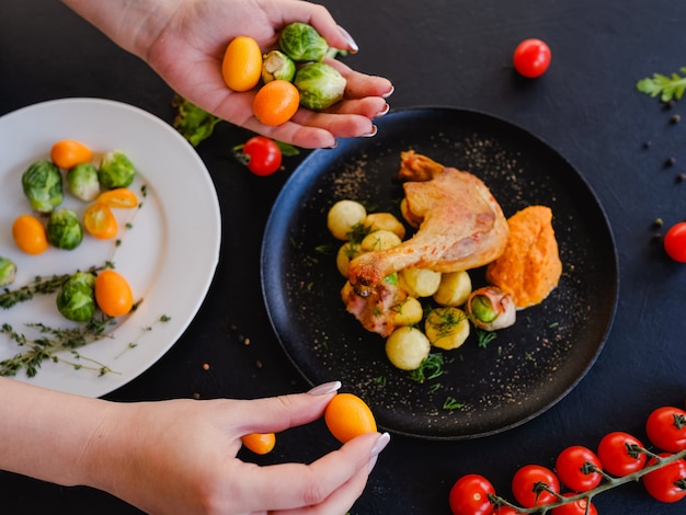 Фото Жареная куриная ножка с концепцией рецепта овощей. процесс приготовления. правильное питание образа жизни.