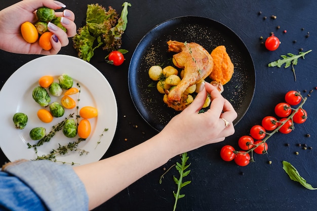 Жареная куриная ножка с концепцией рецепта овощей. процесс приготовления.