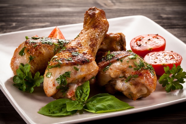 Photo grilled chicken legs and vegetables