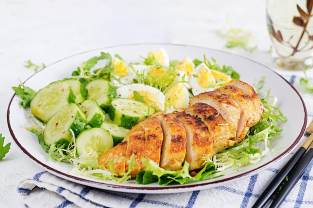 Carne di pollo alla griglia e uova sode e insalata di cetrioli freschi pranzo cheto chetogenico salutare filetto di petto di pollo arrosto e insalata di verdure fresche