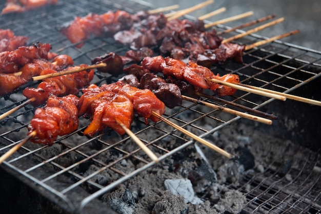 タイのストリート フード マーケットでグリル チキン ソース