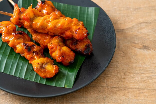 グリルドチキン串-アジアの屋台の食べ物のスタイル