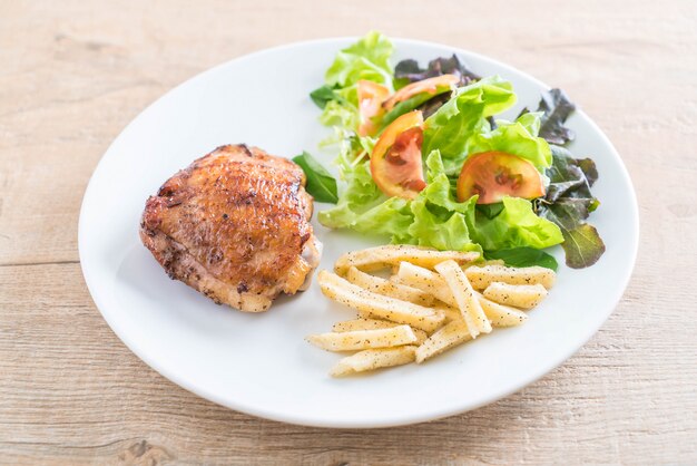 フライドポテトと野菜のサラダ焼きチキンステーキ