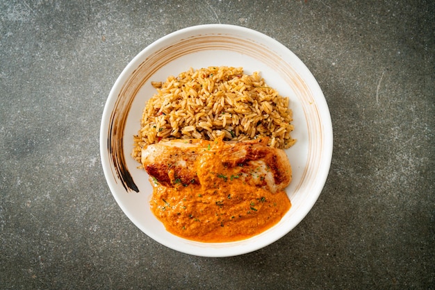 Куриный стейк на гриле с красным соусом карри и рисом