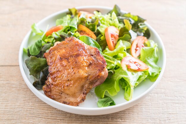 жареный куриный стейк с овощным салатом