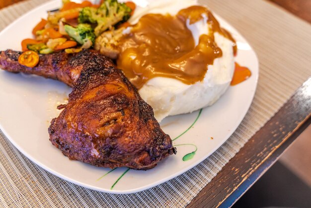 鶏もも肉のグリル マッシュポテト添え