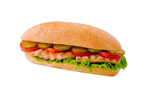 Сэндвич с жареной курицей и овощами изолированный