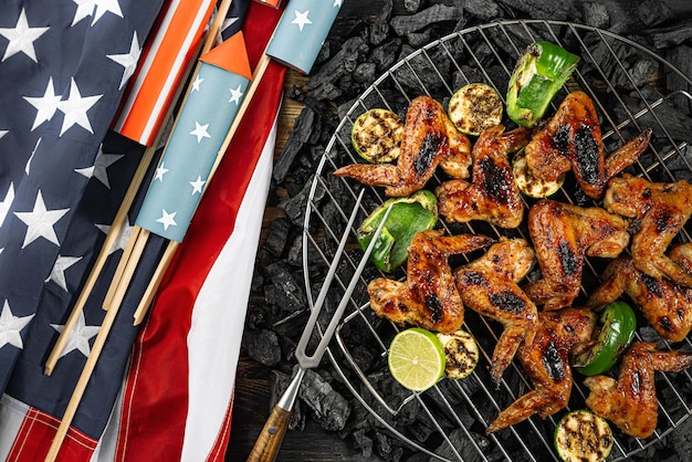 Alette di pollo grigliate e verdure per l'american independence day 4 luglio