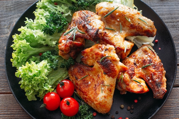 Grilled chicken wings with lettuce and tomatoes