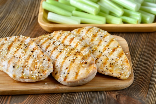 Photo grilled chicken with celery stalks